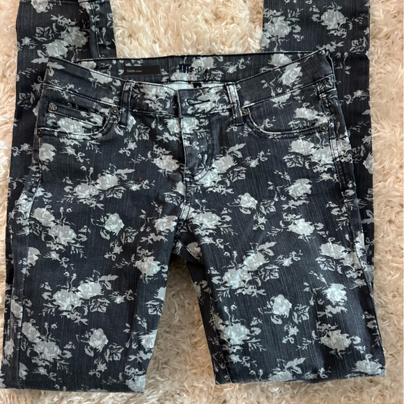Flattering fit. Skinny jeans with floral print. Excellent condition. Size 4. - Picture 6 of 14